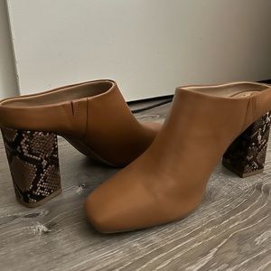 Heeled Mules w/snake skin design